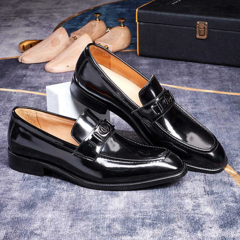 2026 new fashionable black men's social shoes, casual sparkling leather loafers, men's slippers, pointed formal shoes