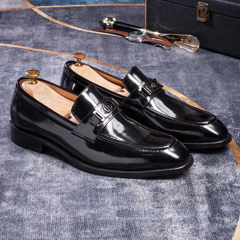 2026 new fashionable black men's social shoes, casual sparkling leather loafers, men's slippers, pointed formal shoes